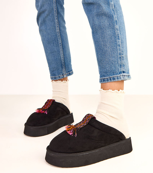 Juodi uždari šlepetės su spalvota įsiuvą Sarah