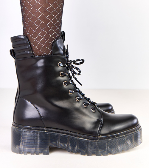 Juodi moteriški kerzai su puošmena ant liežuvėlio Aldino