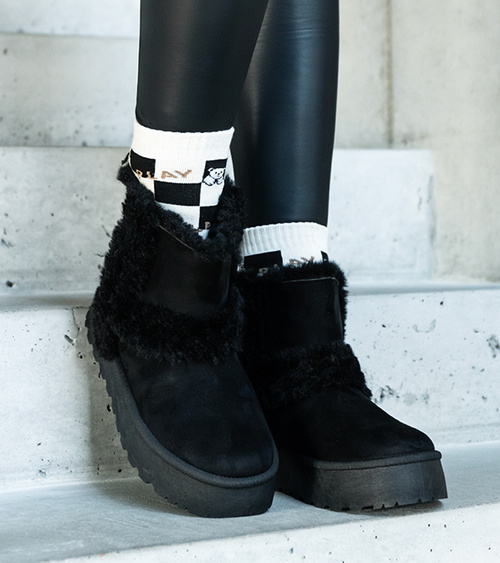 Juodi sniego batai ant platformos, papuošti kailiu Peters