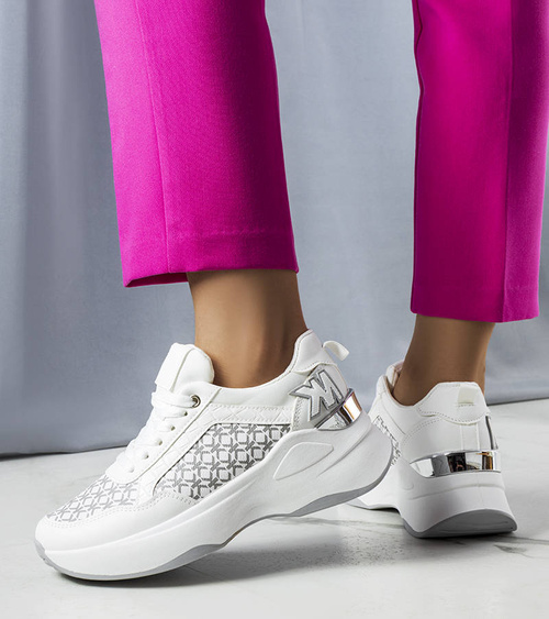 Balti sportiniai bateliai su „Margie“ monograma