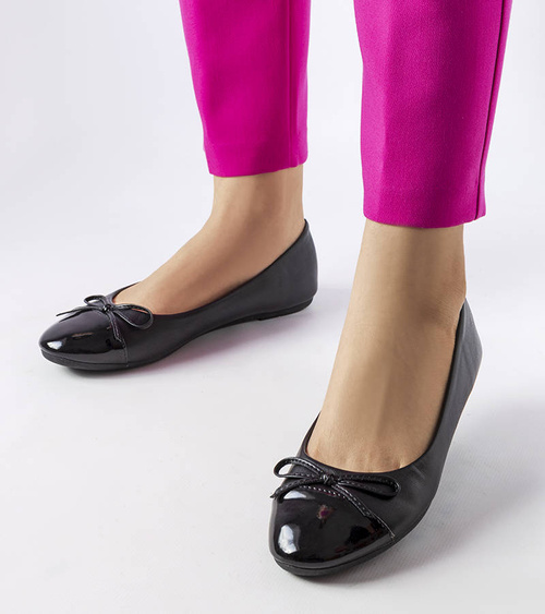 Juodi baleriniai bateliai su lakuotu priekiniu auliuku Despins