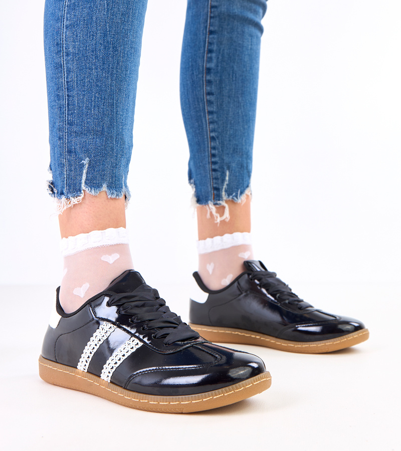 Juodi moteriški sportiniai bateliai su satininiais raišteliais Madres