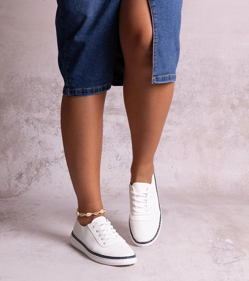 Balta ir tamsiai mėlyna ažūrinė avalynė Biserka