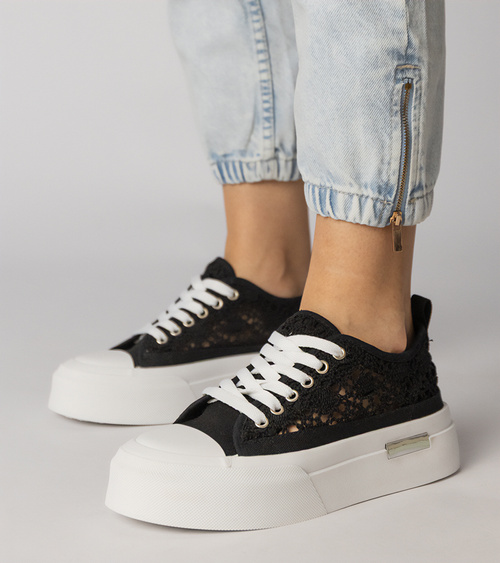 Juodi ažūriniai moteriški sportiniai bateliai Runna