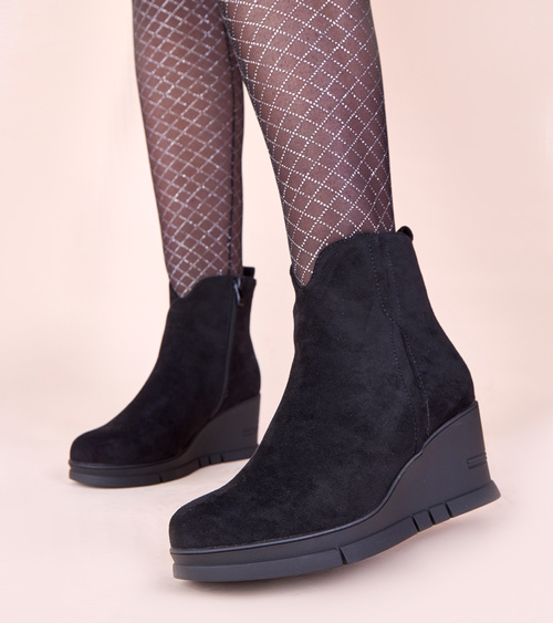 Juodi ekozamšos aulinukai ant platformos „Adala“