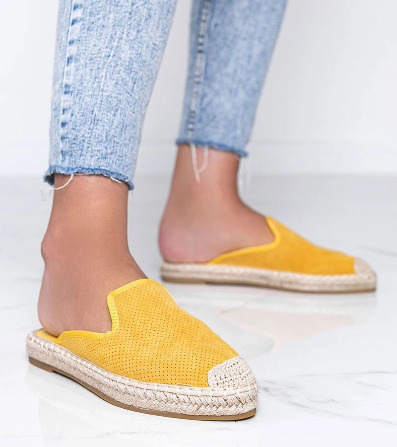 Geltoni uždari kinšasos modelio šlepetės