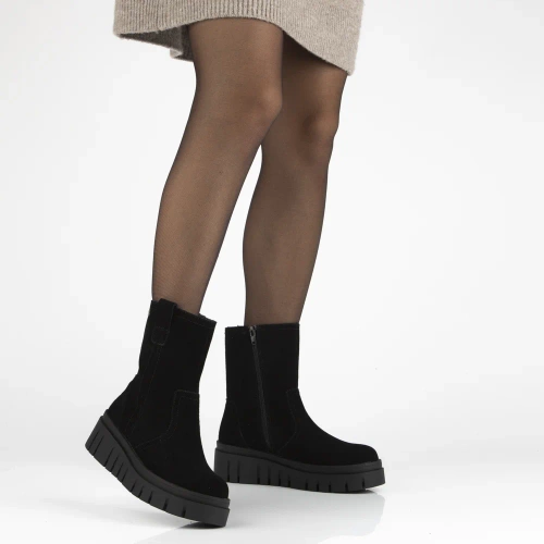 Juodi natūralios zomšos aulinukai su lengvu platforminiu padu Richa