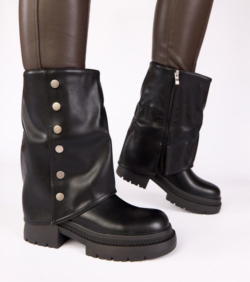 Juodi aulinukai su atverstu aulu ant platformos Carla