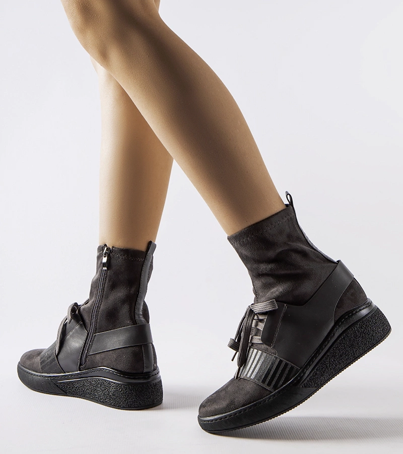 Pilki kulkšnies aulinukai su platforma Spoleto