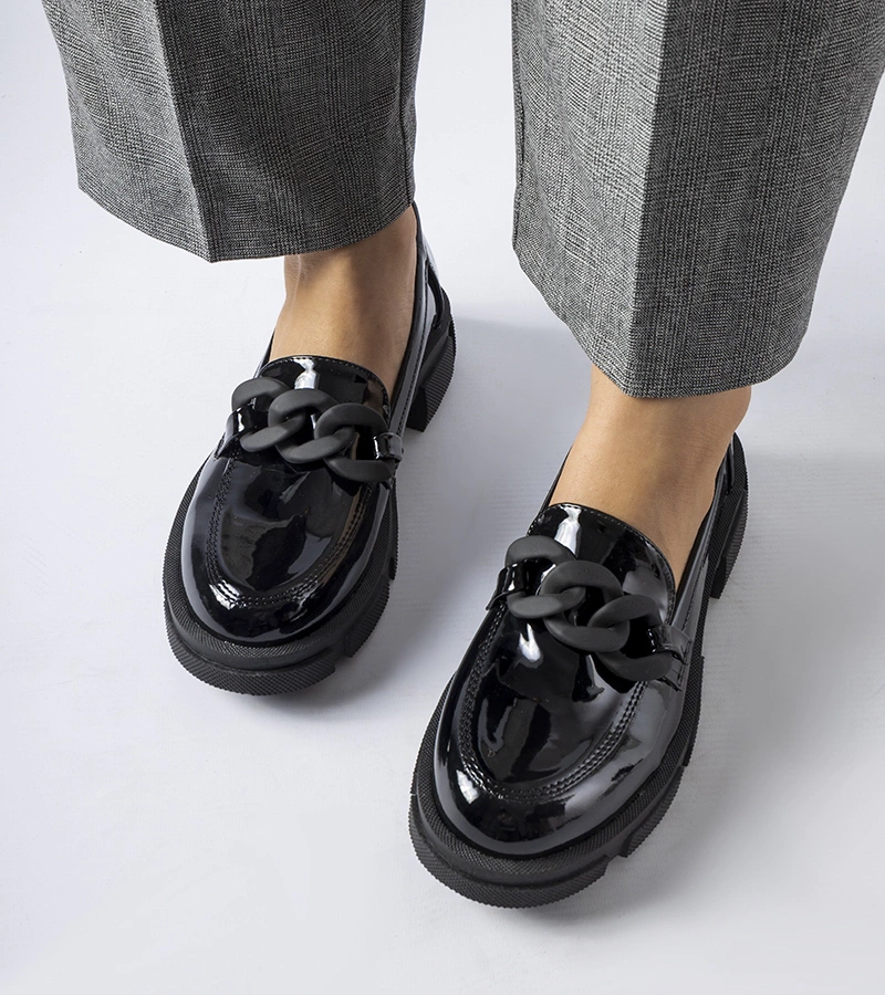 Juodi lakuoti mokasinai su grandine Suelli