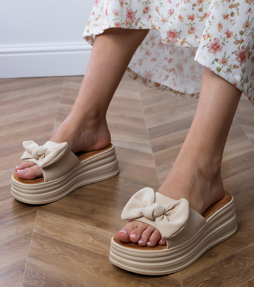 Smėlio spalvos šlepetės ant platformos su kaspinu Ados