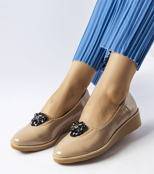 Smėlio spalvos lakuotos balerinos su papuošimu „Mellori“