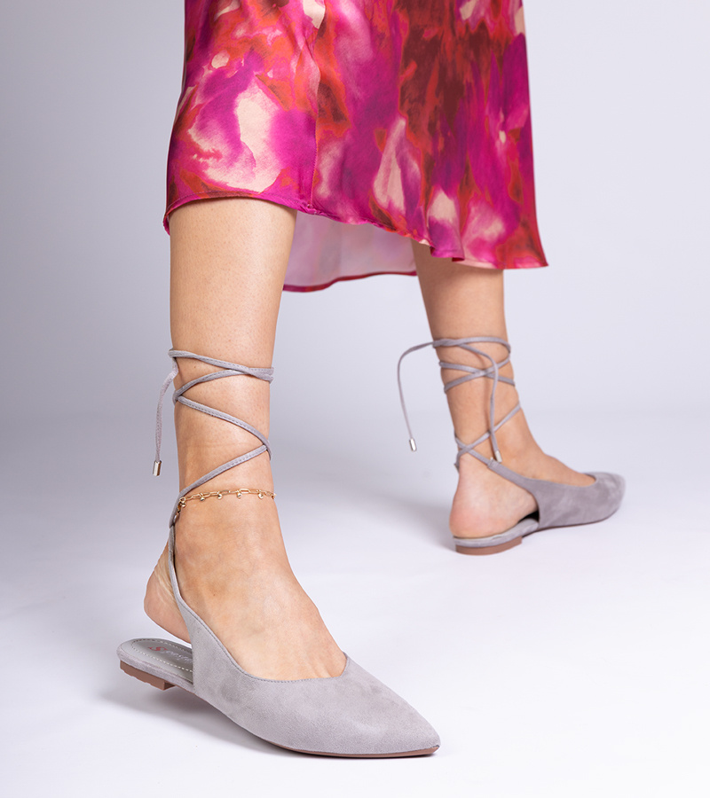 Pilki surdykai su plokščiu kulnu, rišami aplink čiurną Karlioz