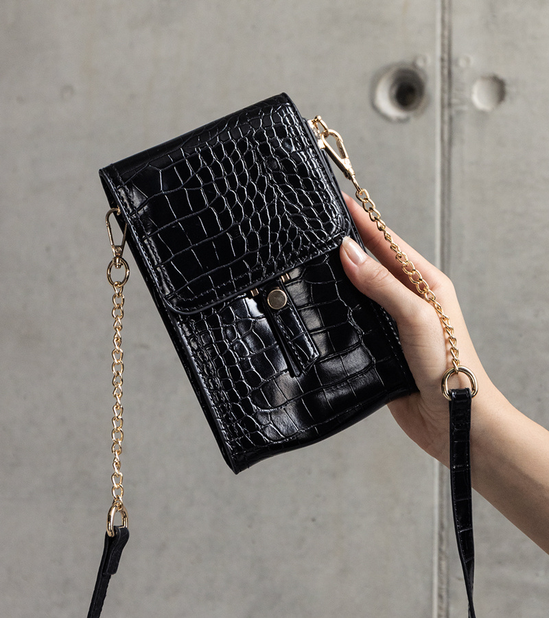 Juoda rankinė, dekoruota Decatur įspaudu