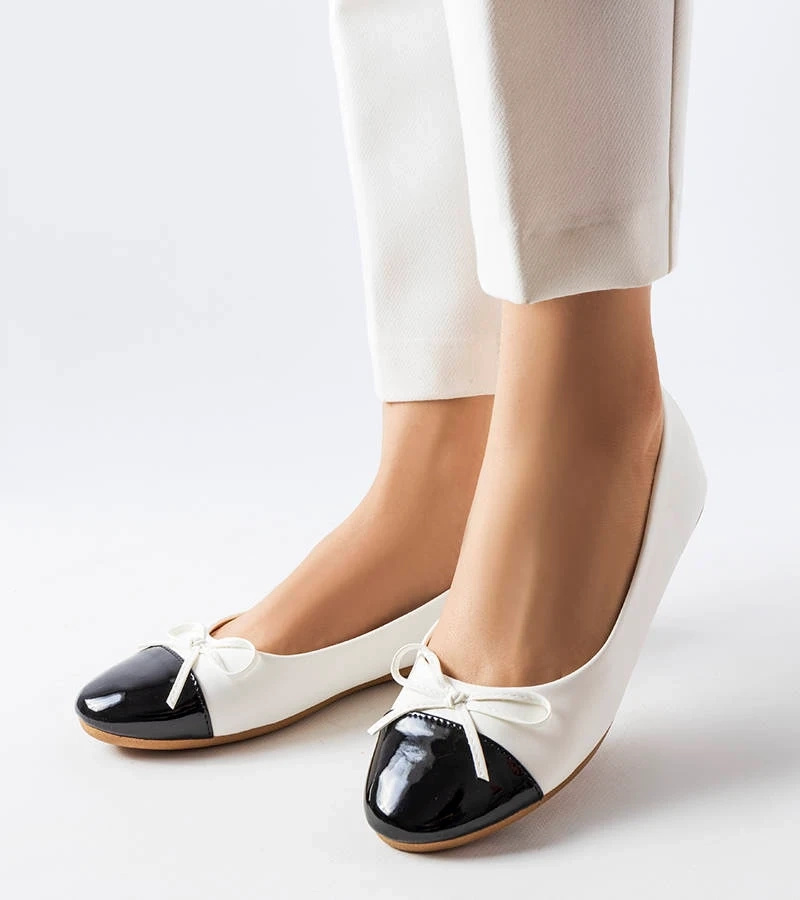 Balti balerinos su lakuotu priekiniu auliuku Despins