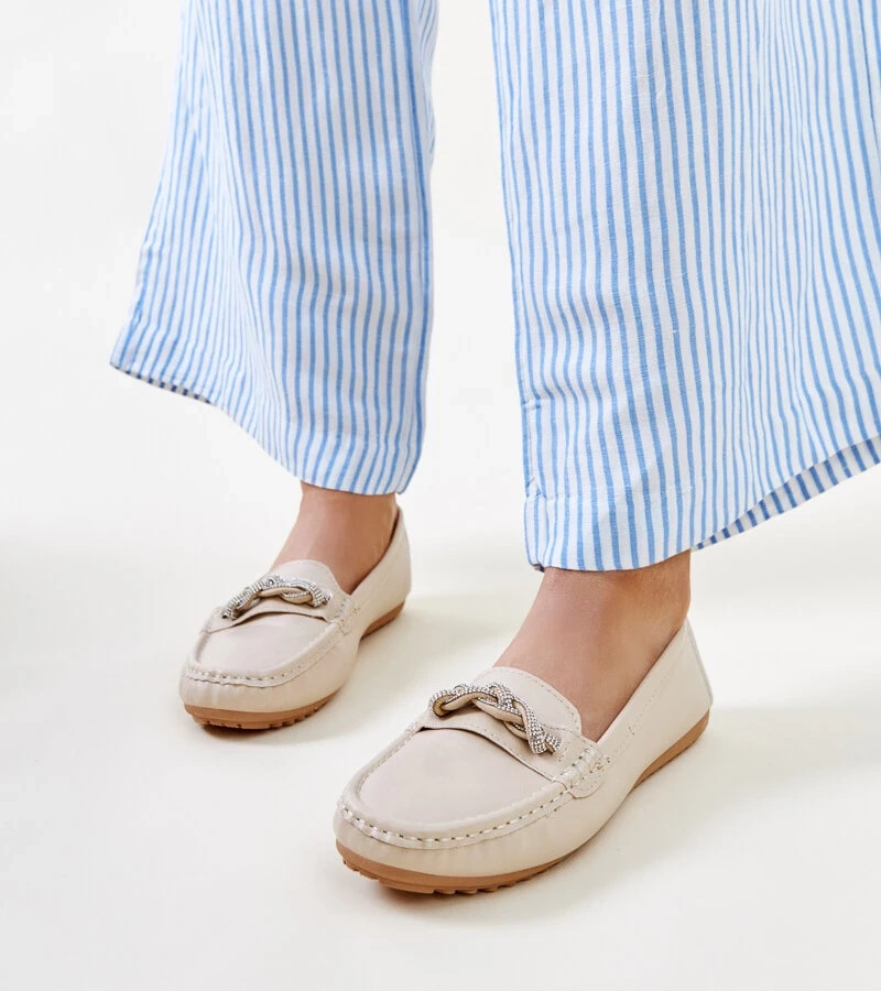 Smėlio spalvos mokasinai, puošti kalnų krištolu Adiba