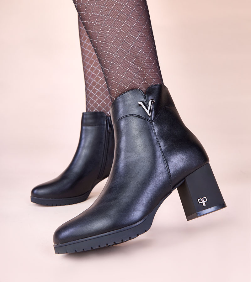 Juodi matiniai aukštakulniai aulinukai „Ardisa“