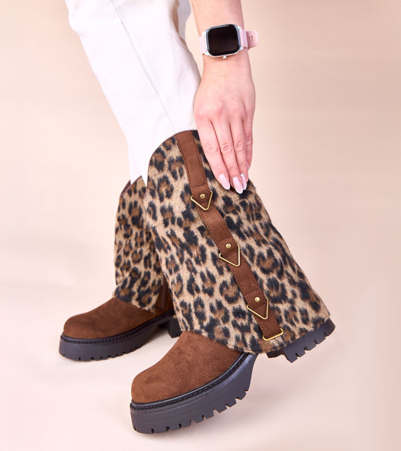 Rudi aulinukai su leopardiniu atlenktu aulu Kaylia