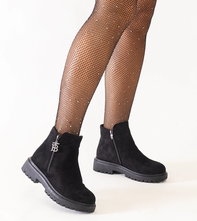 Juodi aulinukai su dekoratyviais pakabukais ant platformos iš eko zomšos Melane