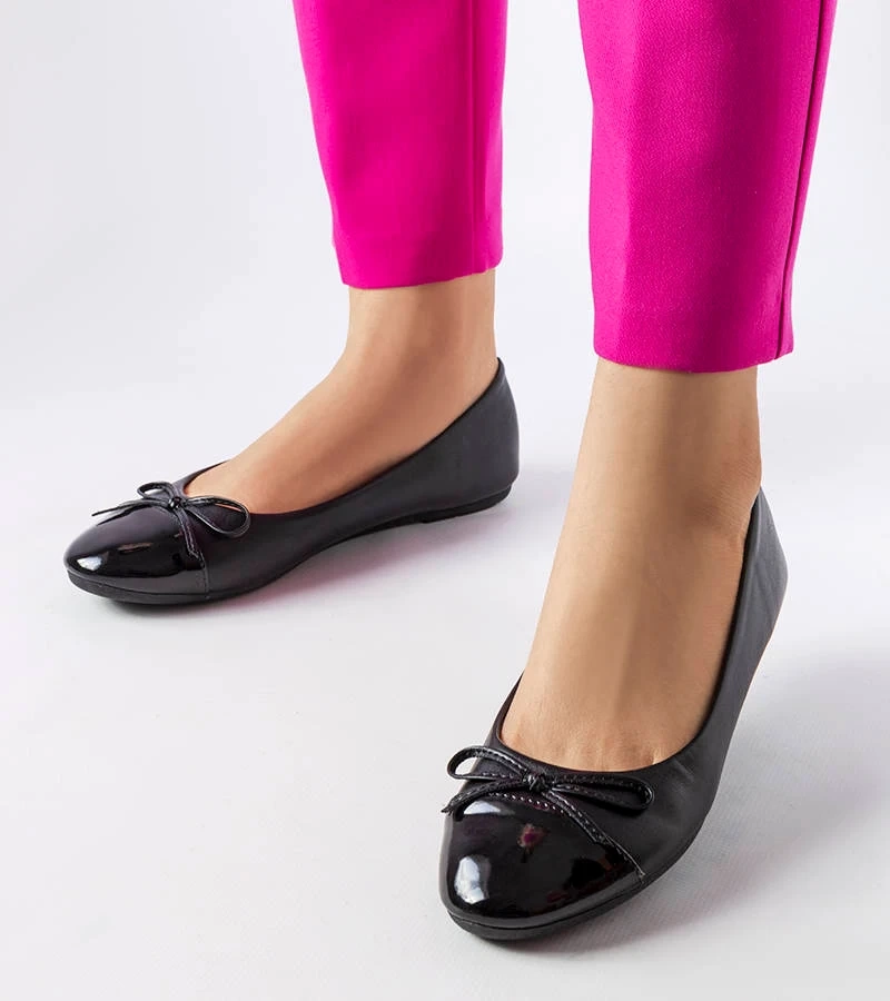 Juodi baleriniai bateliai su lakuotu priekiniu auliuku Despins