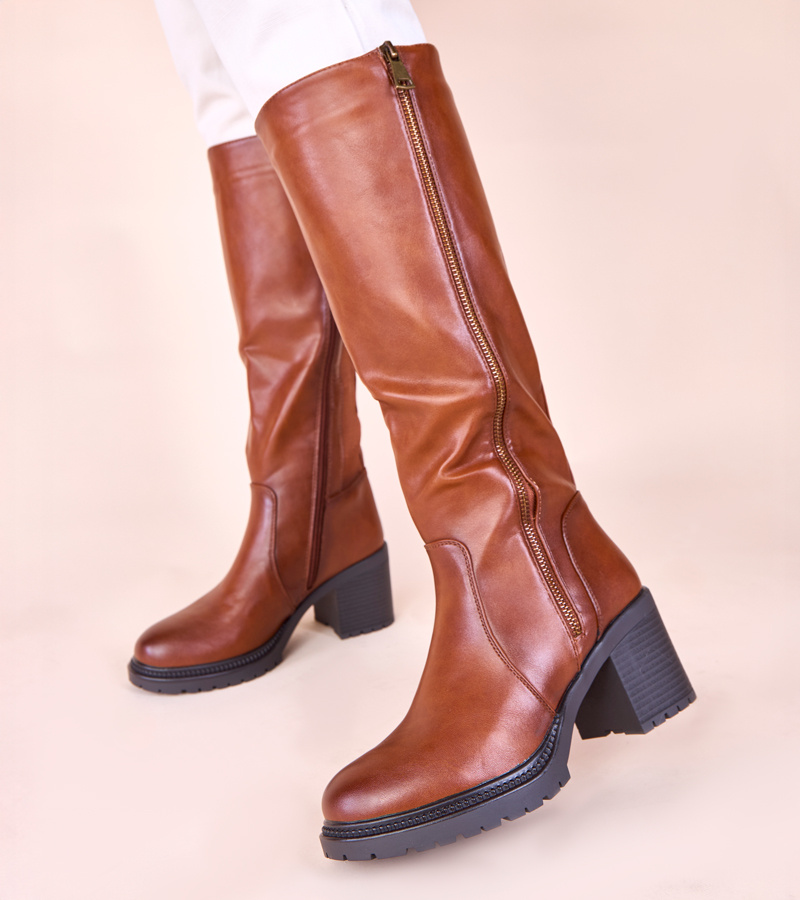 Rudi ilgaauliai batai ant storapadžio kulno su elastinga įsiuve Akia