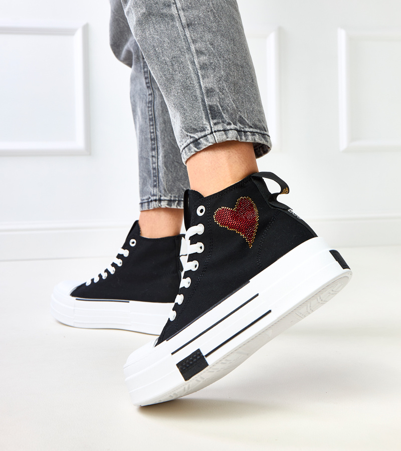 Juodi aukšti platforminiai sportbačiai su širdute Ailea