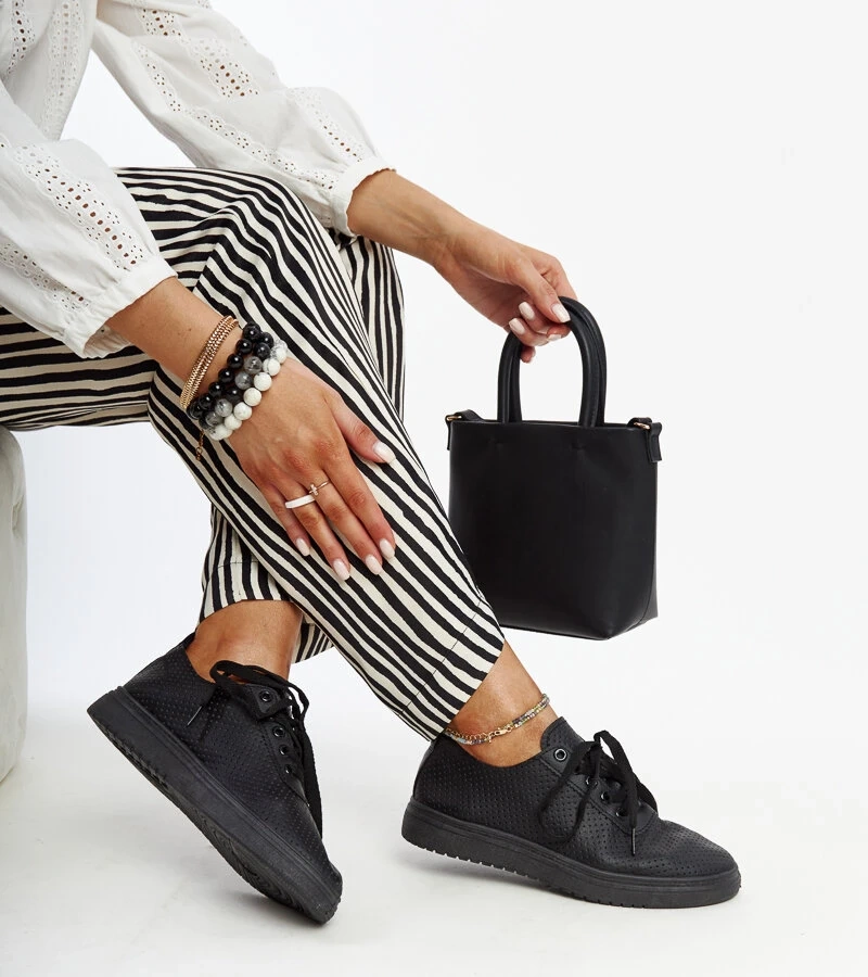 Juodi ažūriniai sportbačiai Segana