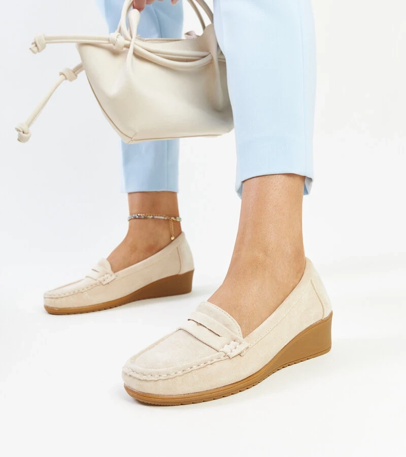 Šviesiai smėlio spalvos zomšiniai „Sakena“ įsispiriami batai su platforma