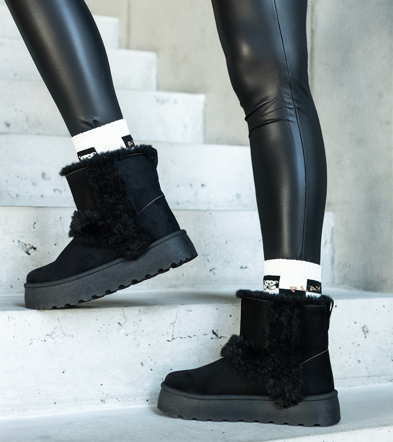 Juodi sniego batai ant platformos, papuošti kailiu Peters