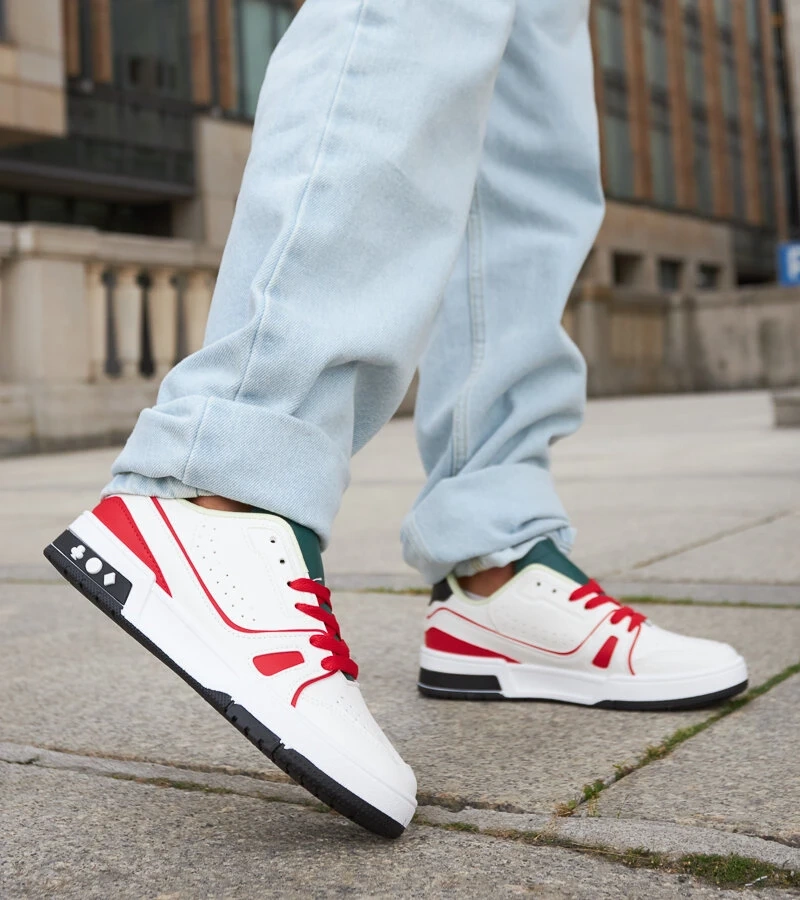 Baltairaudoni batai su žalia liežuve Archie