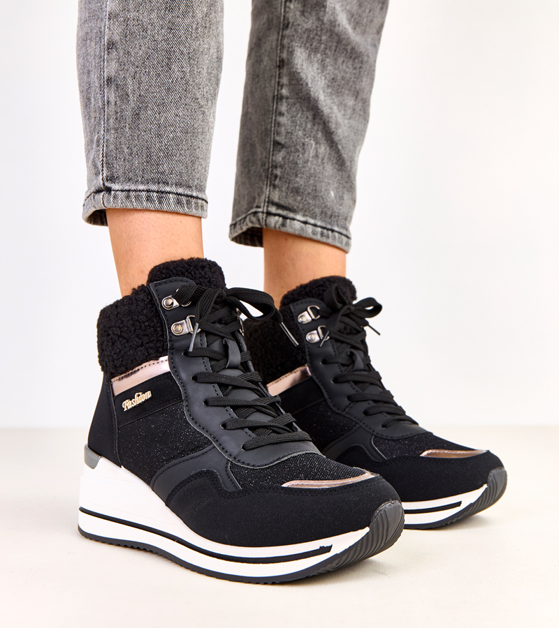 Juodi pašiltinti sniego kedai ant platformos Rolinda