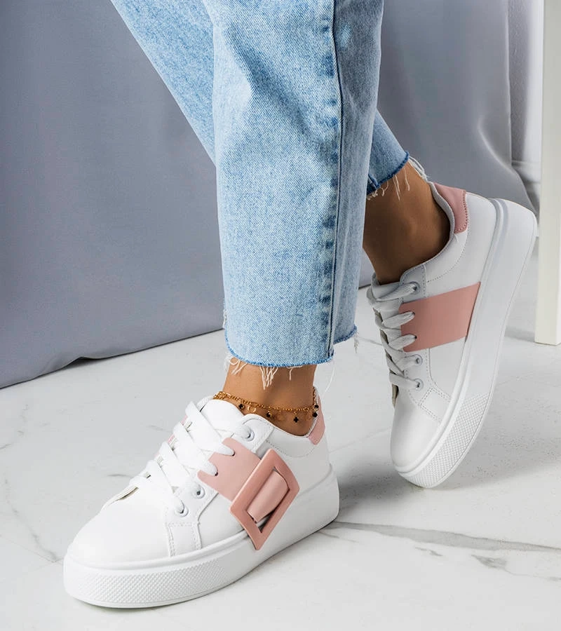 Balti sportiniai bateliai, papuošti rožine sagtimi Toni