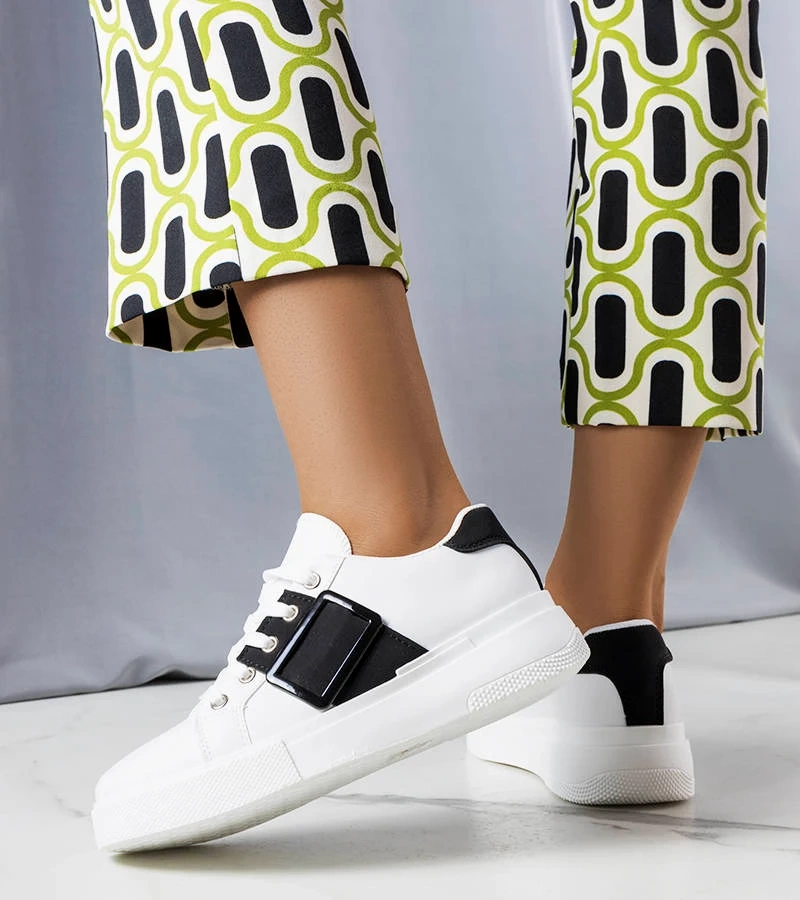 Balti sportbačiai, puošti juoda sagtimi Erin