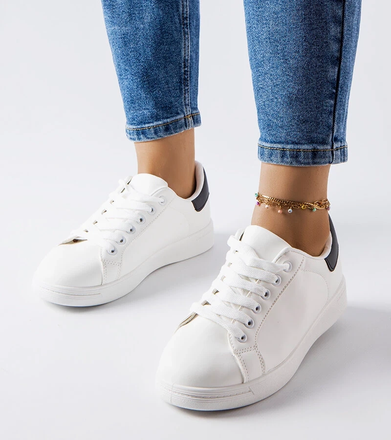 Balti sportbačiai su juoda įsiuvą Ingle