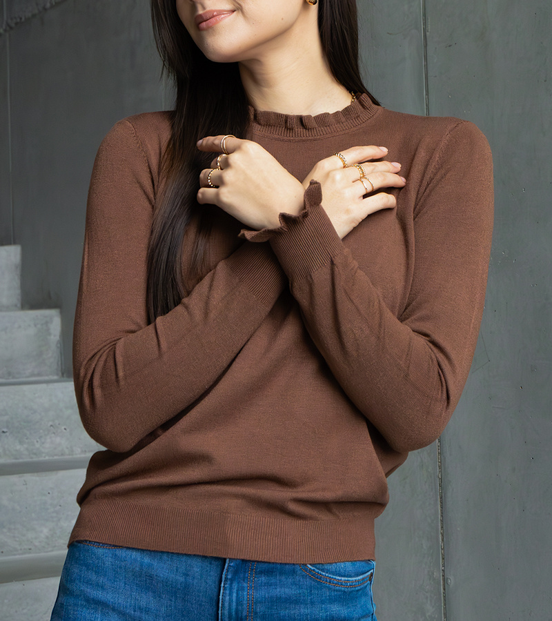 Ruda minkšta raukinukais puošta megztinis Luel