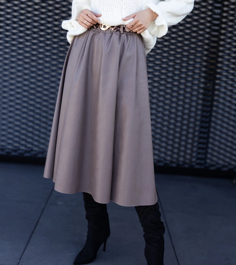 Tamsiai smėlio spalvos ilgas sijonas, puoštas diržu su gyvūnų motyvu Hanie